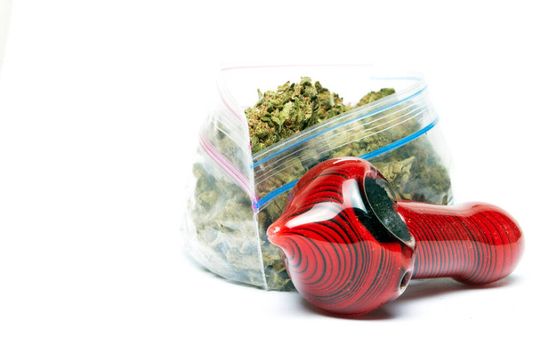 Marijuana et Cannabis Pipe et sac sur fond - Photo, image