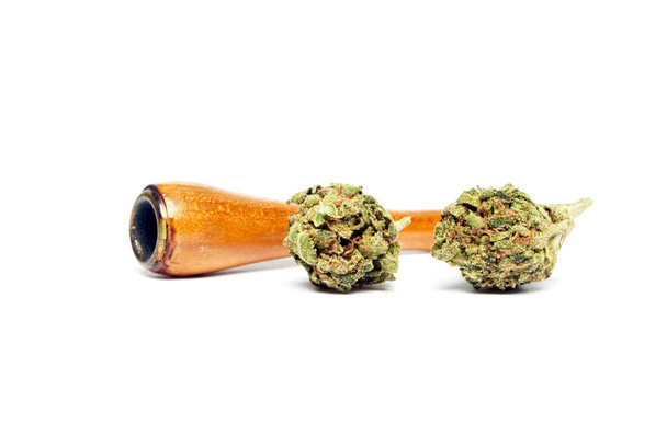 Marihuana en Cannabis Pipe op achtergrond - Foto, afbeelding