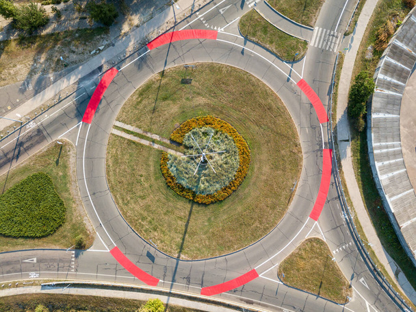 Vista aérea de drones. Rotunda com marcas de bicicletas vermelhas. - Foto, Imagem