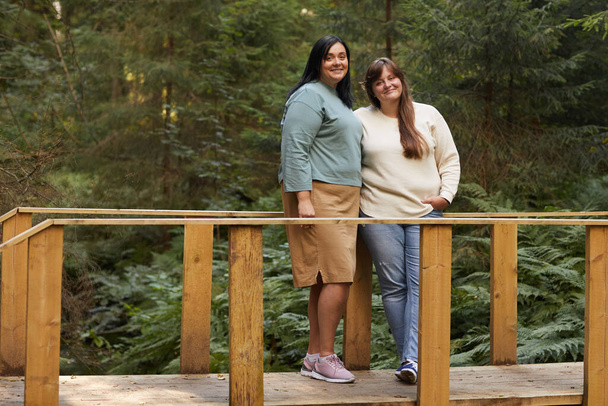 Due donne nella foresta - Foto, immagini