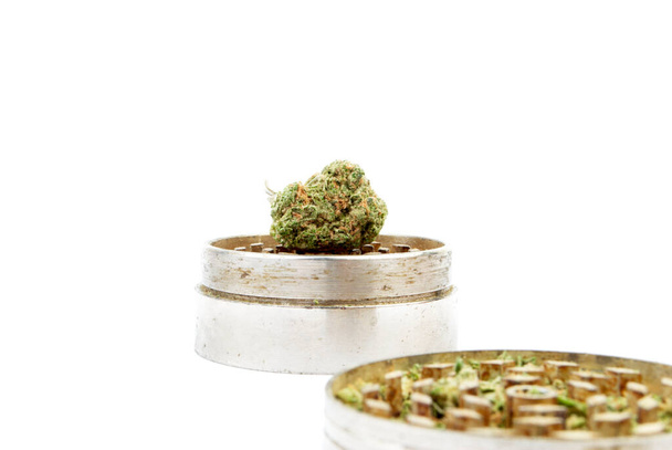 Des bourgeons de marijuana et de broyeur, gros plan - Photo, image