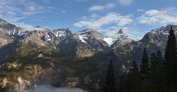 Majestátní krajina pohled na himálajské sněhové hory údolí a dramatické mraky formace přes modré nebe - Fotografie, Obrázek