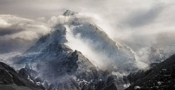 Piękny widok z himalajskiej doliny górskiej, Góry pokryte mgłą w czasie wschodu słońca - Zdjęcie, obraz