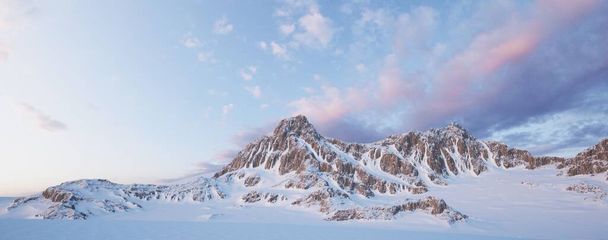 Prachtig majestueus landschap van sneeuw bergen en dramatische wolken in kleurrijke hemel in de winter, Uitstekende schoonheid van de natuur - Foto, afbeelding