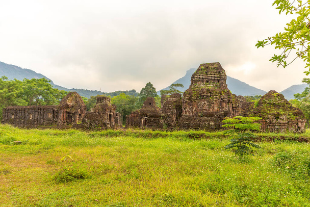 Oğlum, Vietnam 'daki antik Hindu tapınakları Hoi An ve Da Nang şehirleri yakınlarında.. - Fotoğraf, Görsel