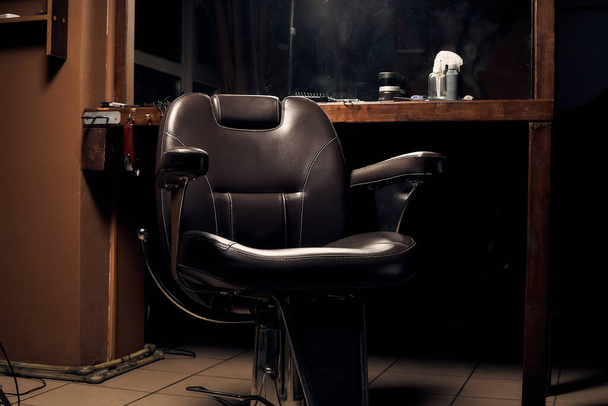 Sedia regolabile in pelle nel barbiere. - Foto, immagini