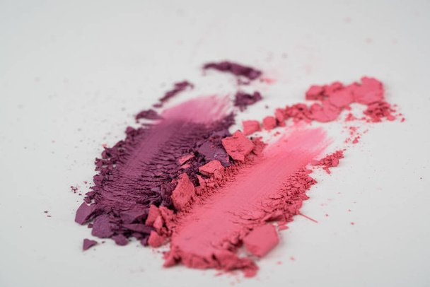Sombra de ojos en polvo en colores rosa y violeta - Foto, imagen