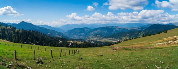 Bela paisagem montanhosa em Ajara, Aldeia em belo vale. Geórgia - Foto, Imagem