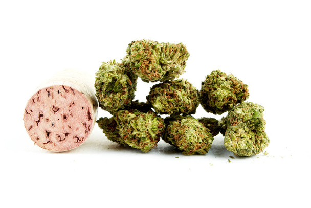 Marihuana en alcohol, voorwerpen op witte achtergrond, medisch en recreatief onkruid - Foto, afbeelding