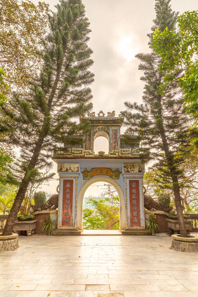 Ein Tor im Marmorgebirge, Da Nang, Vietnam. - Foto, Bild