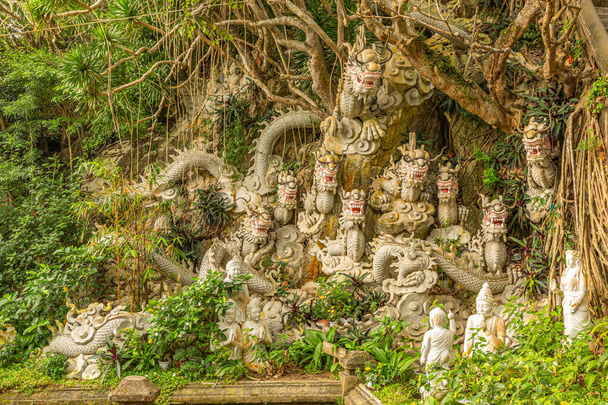 Hermosa decoración en los jardines de las montañas de mármol, Da Nang, Vietnam. - Foto, imagen