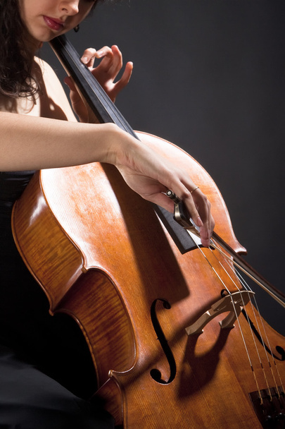 Жіночий музикант грав віолончель - Фото, зображення