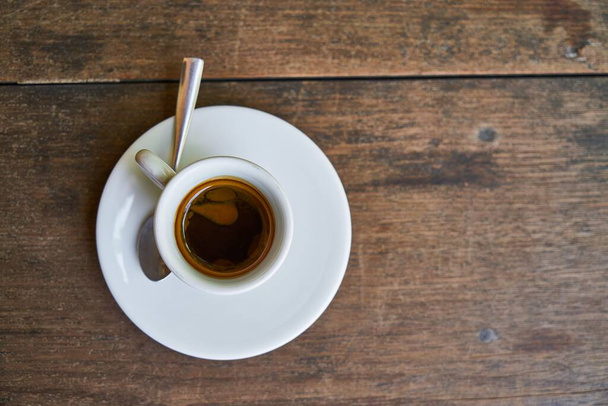 Свежий горячий кофе в чашке - Фото, изображение