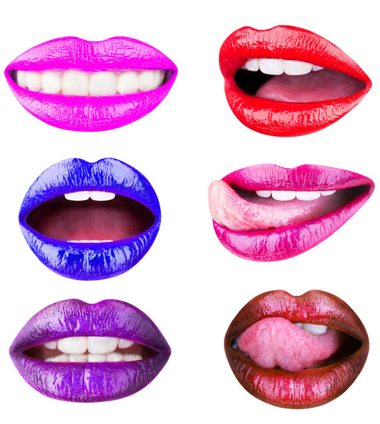 Цветные губы, помада или помада, сексуально. Коллекция открыт рот. Яркая коллекция женских губ выделена на белом фоне. Набор женских губ с глянцевыми помадами. Разноцветная губа, сексуальный язык - Фото, изображение