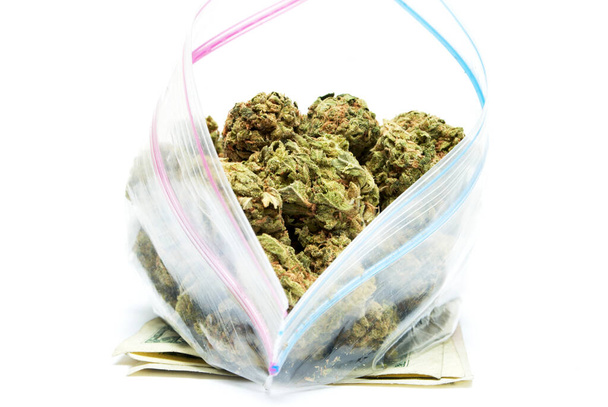 Пакет травки, марихуана на заднем плане, крупным планом - Фото, изображение