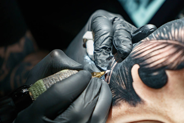 Tatuaggio tatuato nero di serpente per donna - Foto, immagini