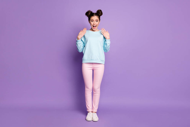 Full size photo of crazy positive cheerful astonished girl youngster hear wonderful novelty impressed scream wear pink jumper shoes isolated over violet color background - Foto, immagini