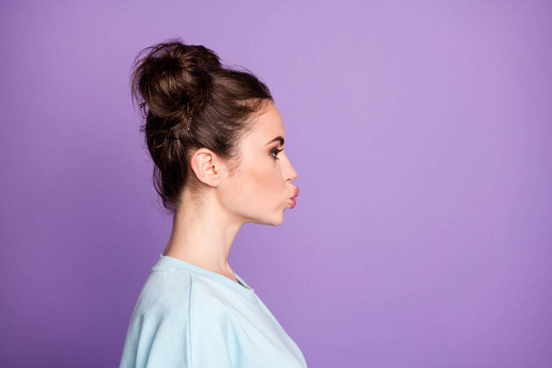 Profile side photo of gorgeous pretty girl youth send air kiss her boyfriend wear casual style clothes isolated over violet color background - Foto, afbeelding