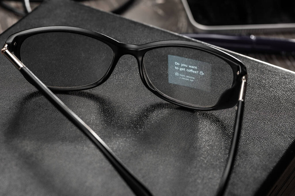 Display a message on smart glasses lens - Fotoğraf, Görsel