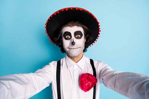 Self-portrait of his he nice handsome spooky cheery funny guy gentleman wearing sombrero zombie make-up look outfit festal event Santa Muerte isolated bright vivid shine vibrant blue color background - Foto, afbeelding