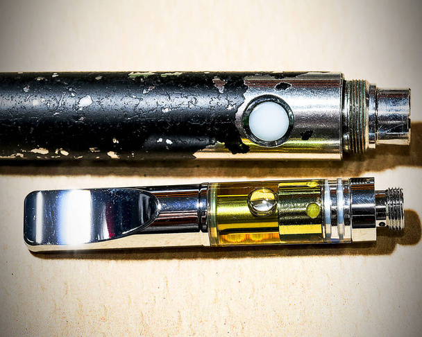 Cannabisolie, Vape Pen. Marihuana THC en CBD verdampen - Foto, afbeelding