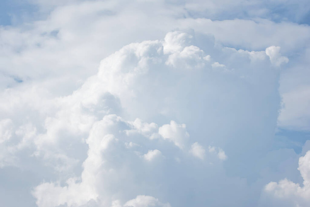 μεγάλα σύννεφα στον γαλάζιο ουρανό, χνουδωτά σύννεφα μεγάλα στο φόντο του ουρανού - Φωτογραφία, εικόνα