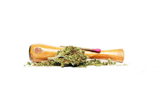 Marihuana i Cannabis Pipe na tle - Zdjęcie, obraz