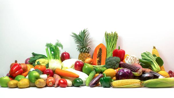 Friss zöldségek és gyümölcsök elszigetelt fehér háttérrel másolás, Színes gyümölcsök és zöldségek, tiszta evés, zöldségek és gyümölcsök háttér, Gyümölcs- és zöldségkészlet, Élelmiszer-koncepció - Fotó, kép