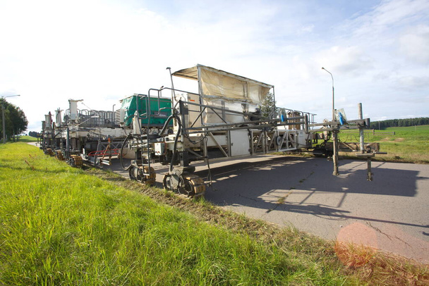 betonowo-układanie złożonych budowy dróg. Biełarus, Mińsk, 2020 - Zdjęcie, obraz