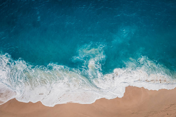 View of the ocean and wild beach from above - Foto, Imagem