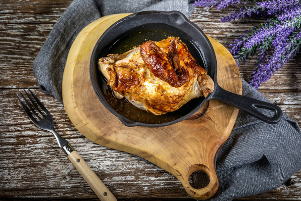 Roasted chicken served in vintage cast iron skillet. - Fotoğraf, Görsel