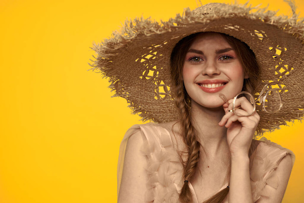 Lady egy kalap és ruha piros haj sárga háttér modell portré szórakoztató - Fotó, kép