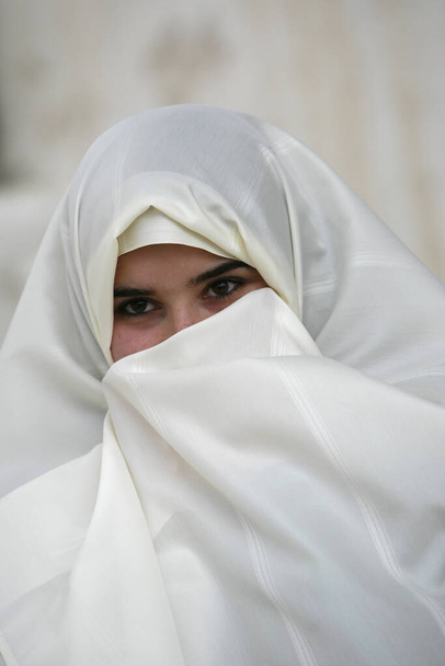 Тунисские мусульманки Женщины в традиционной тунисской одежде в старом городе Сиди-Бу-Саид рядом с городом Тунис на севере Туниса в Северной Африке, Тунисе, Сиди-Бу-Саид, март 2009 г. - Фото, изображение