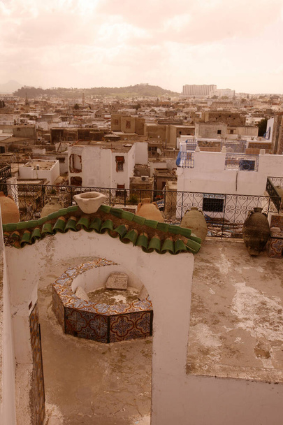 kuja Tunisin vanhassa kaupungissa Pohjois-Tunisiassa Pohjois-Afrikassa, Tunisia, Sidi Bou Sair, maaliskuu 2009 - Valokuva, kuva
