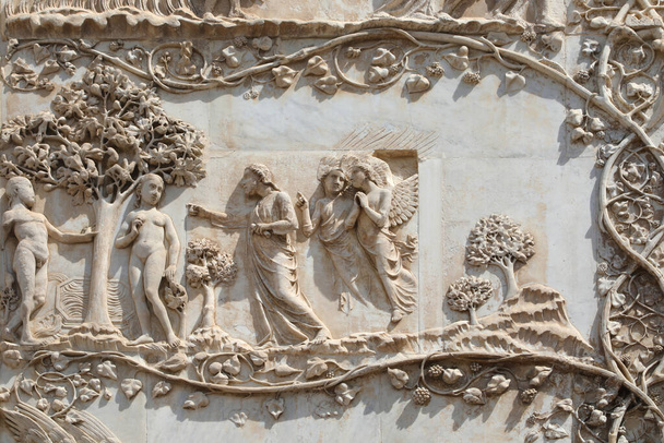 Ο Θεός με Αδάμ & Εύα, εξωτερική ανακούφιση από τον καθεδρικό ναό Orvieto, Ιταλία - Φωτογραφία, εικόνα