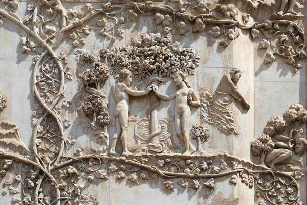 Adem & Havva Cennet bahçesinde, Orvieto katedralinin dış kabartması, İtalya - Fotoğraf, Görsel