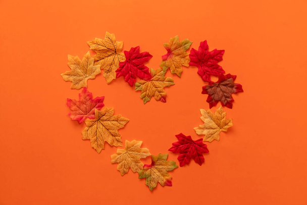 Szív készült őszi leves narancssárga háttér - Fotó, kép