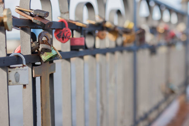 MURMANSK RUSIA - 2014 SEPTIEMBRE 14. Las cerraduras del amor son típicamente los nombres o iniciales de los novios inscritos en el candado, y la llave se tira. - Foto, Imagen