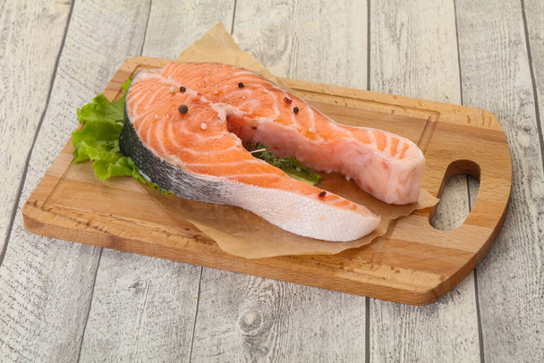 Filete de salmón crudo con sal y pimienta - listo para asar - Foto, Imagen