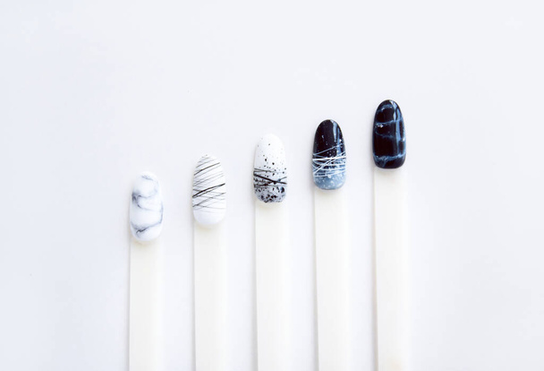 vzorky nehtů s černobílým designem manikúry v řadě - Fotografie, Obrázek