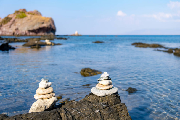 Pyramide de galets blancs équilibrés, sur le rocher d'une plage rocheuse - Photo, image