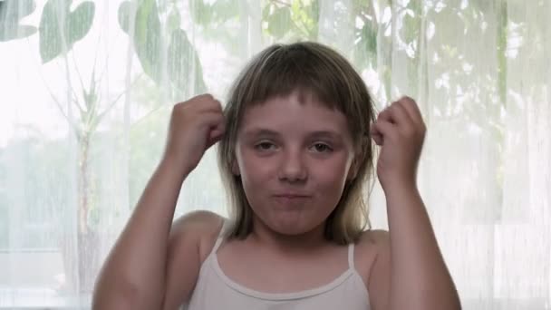 Ohromná reakce dívky vyjadřující její šok z něčeho neuvěřitelného - Záběry, video