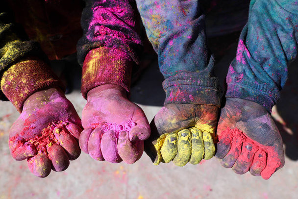 Mano dei bambini piena di colori una mano colorata - Foto, immagini