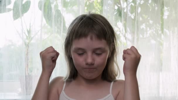 Verrückte Reaktion eines Mädchens, das ihren Schock über etwas Unglaubliches ausdrückt - Filmmaterial, Video