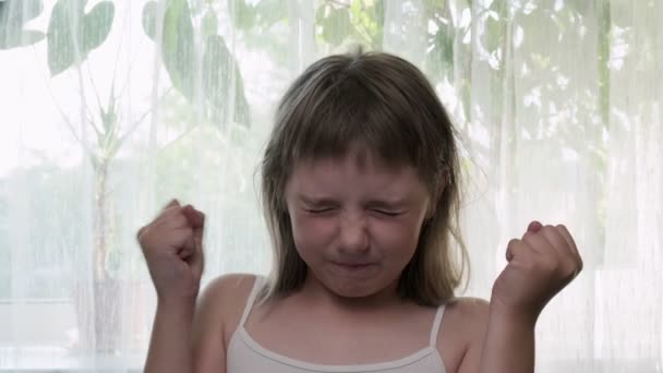 Réaction époustouflante de la fille exprimant son choc de quelque chose d'incroyable - Séquence, vidéo