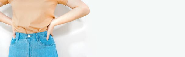 web banneri valkoinen eristetty muotokuva vyötärö kipu sairas ja kipu tunne naisen 30s-40s pastelliväri kankaalla kopioi tilaa - Valokuva, kuva