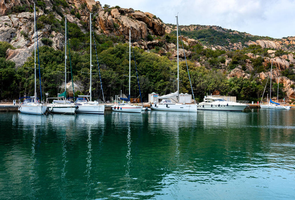 luxuriöser Yachthafen auf einem Felsen in Sardinen, Italien - Foto, Bild