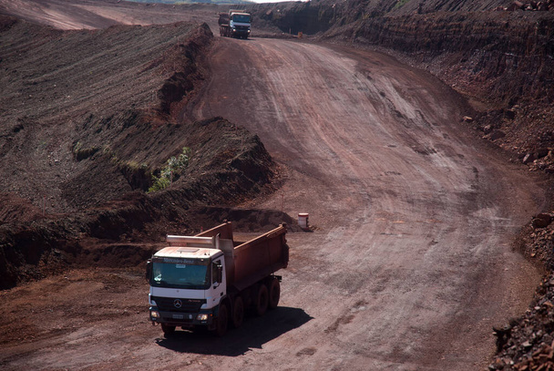 Corumba, 5 de agosto de 2006.Camión transporta mineral de hierro de la empresa minera en la región de Corumba en el estado de Mato Grosso do Sul, Brasil. - Foto, imagen
