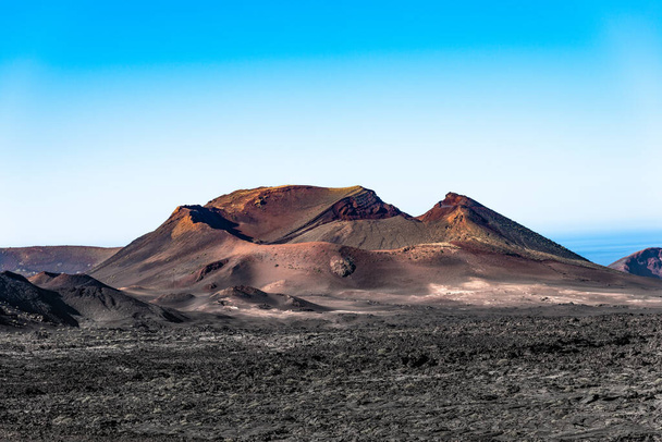 Einzigartiger Panoramablick auf spektakuläre Lavaflüsse aus einem riesigen Vulkankrater, schafft eine Mondlandschaft auf dem Planeten Erde. Feuerberge, Timanfaya Nationalpark, Lanzarote, Kanarische Inseln, Spanien. - Foto, Bild