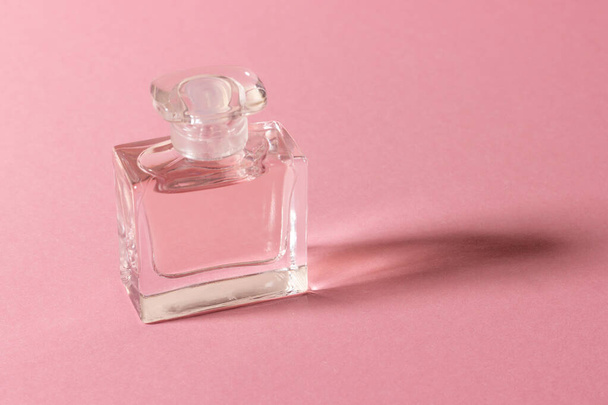 Frascos de perfume de vidro em luz solar brilhante com sombras duras. - Foto, Imagem